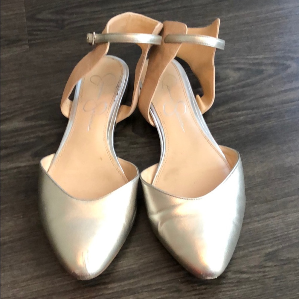 Close toe sandals with ankle buckle